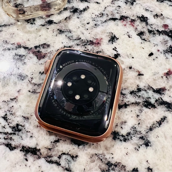 Apple | Series 6 Watch (GPS + Cellular) 40mm Gold Aluminum w/ Pink Sport Band - Picture 15 of 16